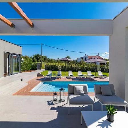 Sabina Villa *